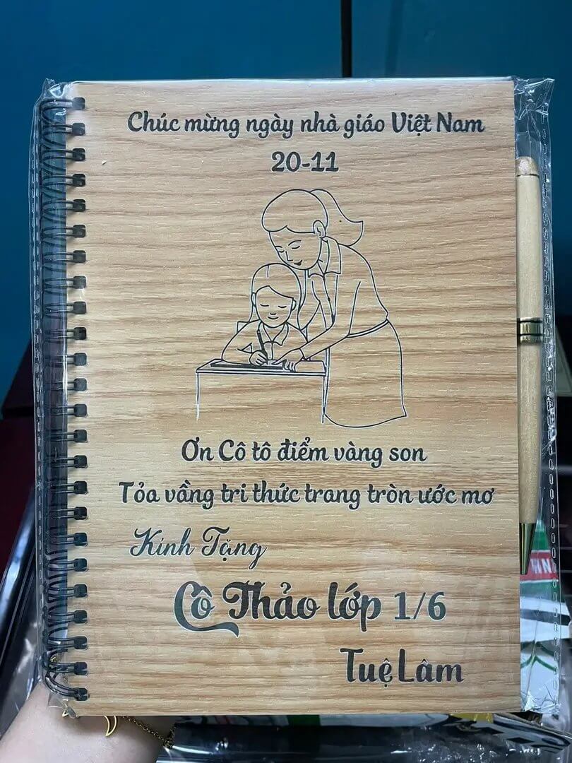 Sổ tay bìa gỗ nhân ngày nhà giáo Việt Nam