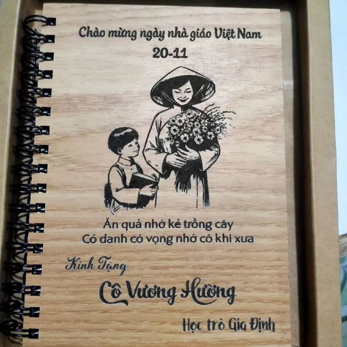 Sổ tay bìa gỗ chào mừng ngày nhà giáo Việt Nam