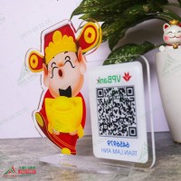 Bảng mica để bàn in QR code thanh toán QRMC003 Thần Tài may mắn 1