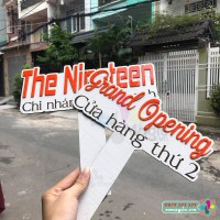 Bảng Hashtag cầm tay chụp ảnh checkin khai trương The Nineteen