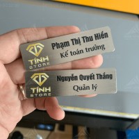 Bảng tên nhân viên cài áo Tính Store